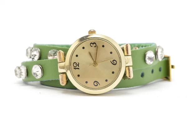 Reloj de pulsera con una correa verde aislado en blanco —  Fotos de Stock