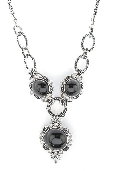 Ожерелье с черными камнями изолированы на белом — стоковое фото