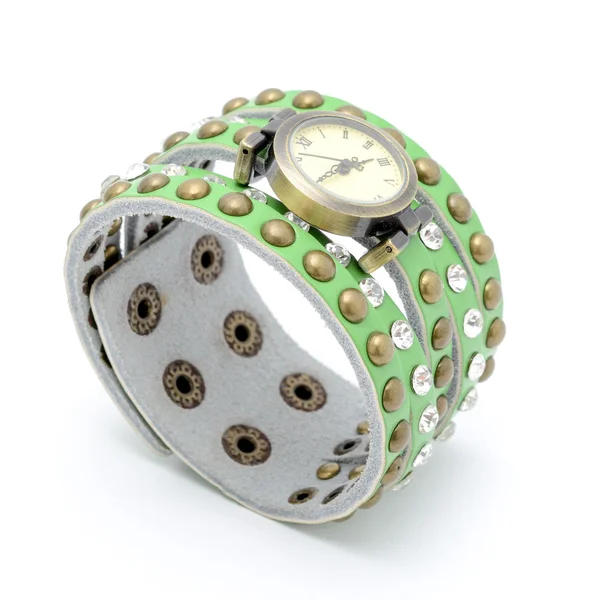 Наручные часы с зеленым ремешком изолированы на белом — стоковое фото