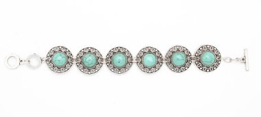 Mavi taşlı bilezik beyaza izole edilmiş