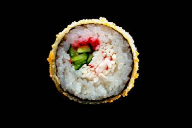 Koyu arkaplanda fırınlanmış suşi rulosu