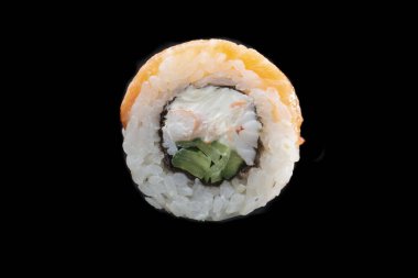 Bir suşi rulosu siyah arka planda yakın çekim