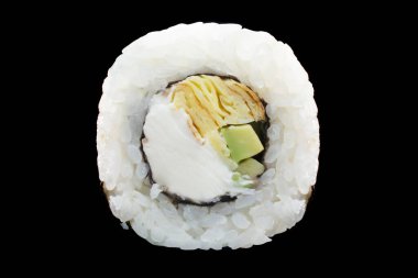 Bir suşi rulosu siyah arka planda yakın çekim