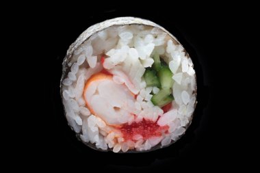 tek maki rulo siyah arkaplanda izole