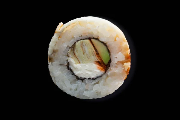 黒を基調とした寿司ロールが1つ — ストック写真