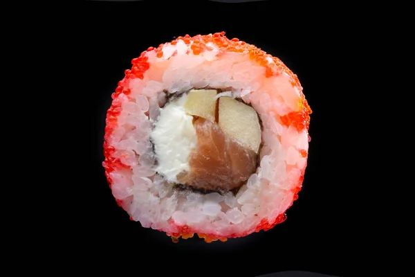 一只寿司卷在黑色的背景上 — 图库照片