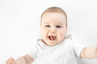 Kameraya bakan gülümseyen bebek portresi