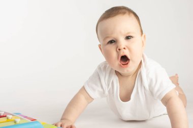 Huysuz bebek kameraya bakıyor..