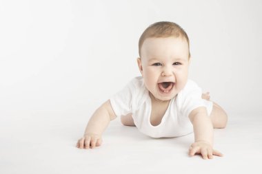 Karnının üzerinde yatan gülümseyen bir bebeğin portresi.