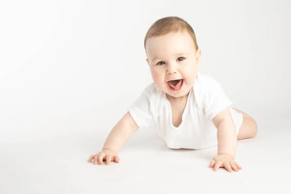 Πορτρέτο Ενός Χαμογελαστού Μωρού Ξαπλωμένου Στο Στομάχι Του — Φωτογραφία Αρχείου