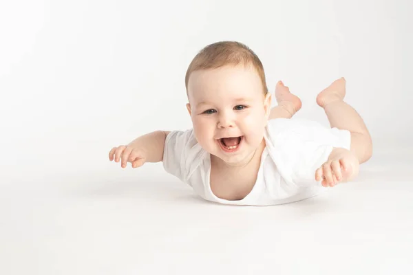 Retrato Bebé Sonriente Acostado Boca Abajo — Foto de Stock