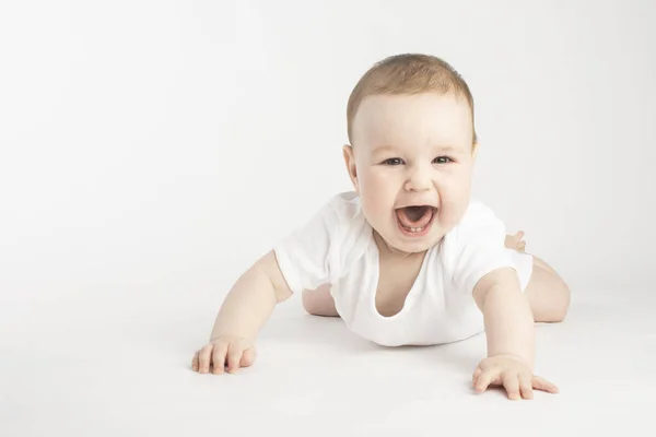 Πορτρέτο Ενός Χαμογελαστού Μωρού Ξαπλωμένου Στο Στομάχι Του — Φωτογραφία Αρχείου