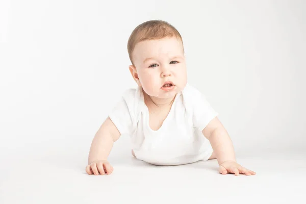 Πορτρέτο Ενός Μωρού Πρόσωπο Χωρίς Συναισθήματα Κοιτάξτε Την Κάμερα Λευκό — Φωτογραφία Αρχείου