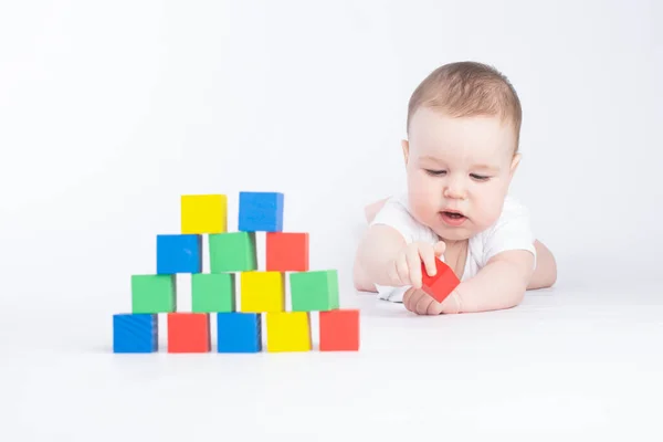 Bébé Est Joué Avec Des Cubes Colorés Sur Fond Blanc — Photo