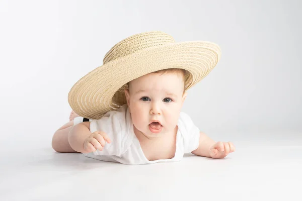 Χαριτωμένο Μωρό Ένα Μεγάλο Ψάθινο Καπέλο Λευκό Φόντο — Φωτογραφία Αρχείου