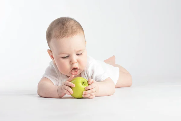 Χαριτωμένο Μωρό Παίζει Πράσινο Μήλο — Φωτογραφία Αρχείου