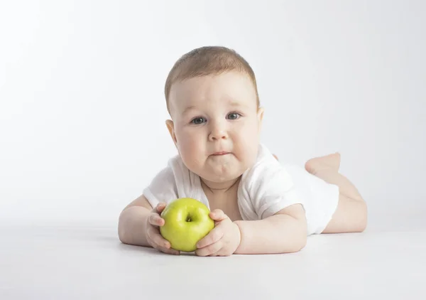 Χαριτωμένο Μωρό Τρώει Πράσινο Μήλο Λευκό Φόντο — Φωτογραφία Αρχείου