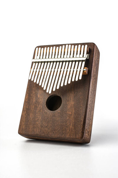 традиционный, прямоугольный калимба на белом фоне