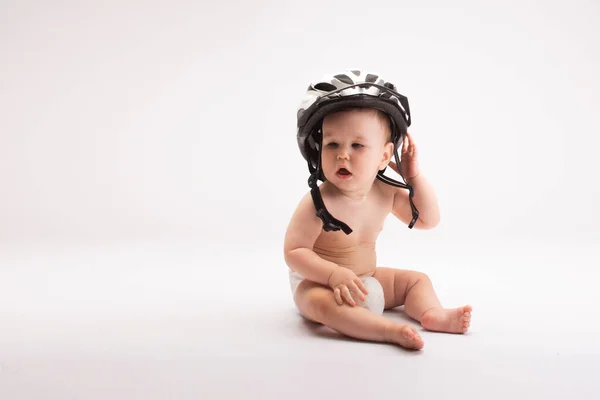 戴较大自行车头盔的婴儿 白色背景 — 图库照片
