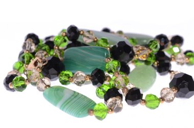 beyaz zemin üzerine yeşil kolye