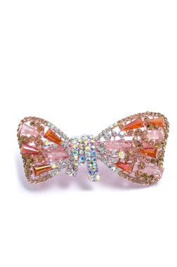 Beyaz bir arka plan üzerinde renkli taşlarla saç tokası