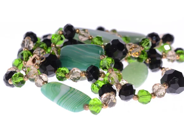 beyaz zemin üzerine yeşil kolye