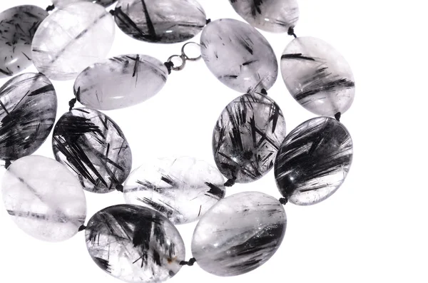 Perlen mit Steinen auf weißem Hintergrund — Stockfoto