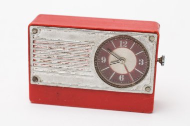 Beyaz zemin üzerine kırmızı retro çalar saat