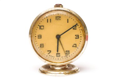 Beyaz arka plan üzerinde eski mekanik çalar saat