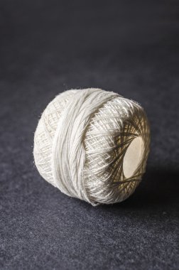beyaz iş parçacığı skein