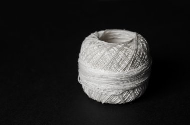 beyaz iş parçacığı skein