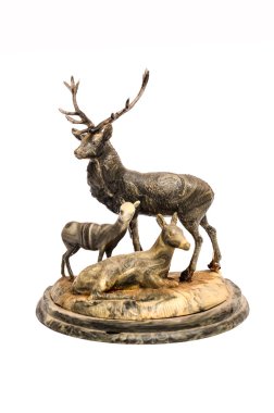 Beyaz arka plan üzerinde geyik heykelciği