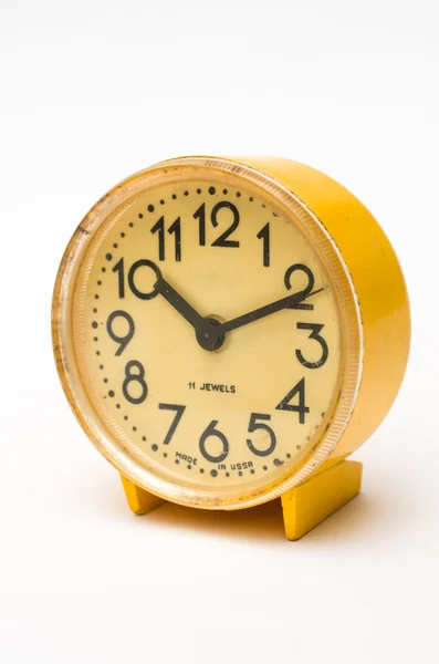 Reloj despertador retro amarillo sobre fondo blanco —  Fotos de Stock