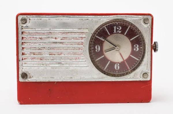 Beyaz zemin üzerine kırmızı retro çalar saat — Stok fotoğraf