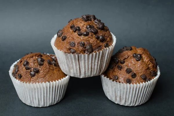 Muffins au chocolat sur fond sombre — Photo