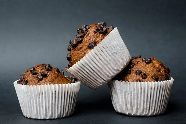 Muffins au chocolat sur fond sombre — Photo