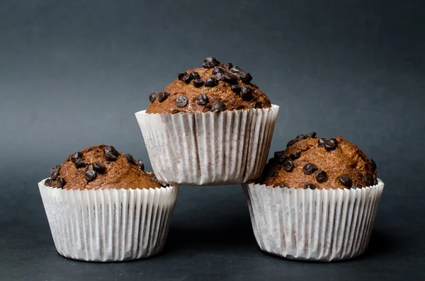 Muffins au chocolat sur fond sombre — Photo