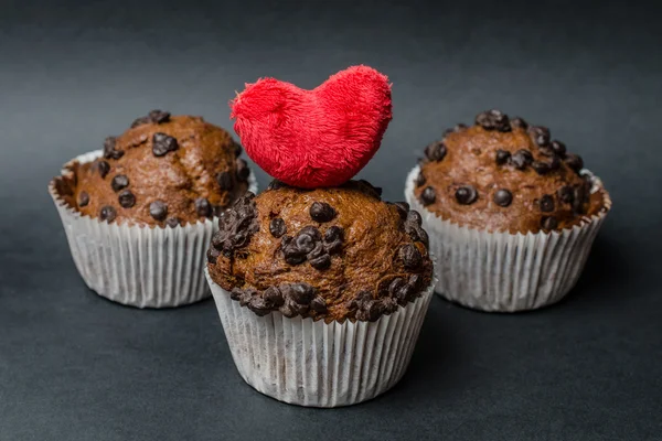 Muffins au chocolat avec cœur sur fond sombre — Photo