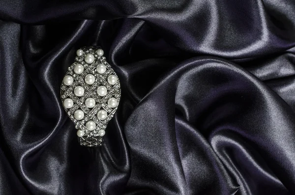 Pulsera de perlas en seda — Foto de Stock