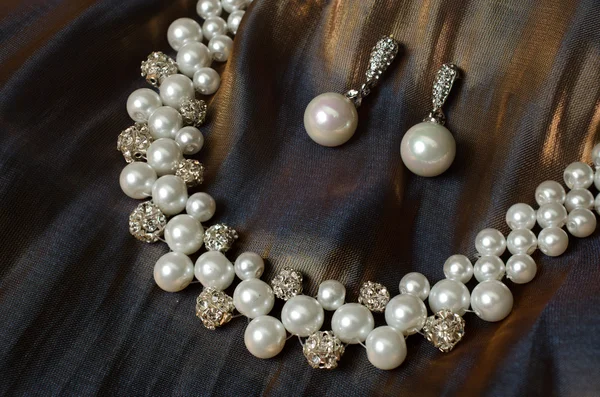Orecchini di perle su sfondo — Foto Stock