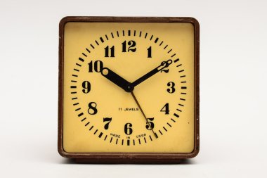 Beyaz bir arka plan üzerinde kahverengi kare çalar saat