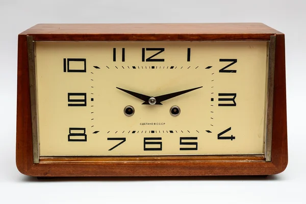 Reloj de mesa de madera sobre fondo blanco —  Fotos de Stock