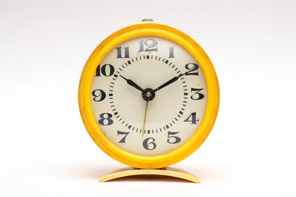 Relógio de alarme mecânico amarelo velho no fundo branco — Fotografia de Stock
