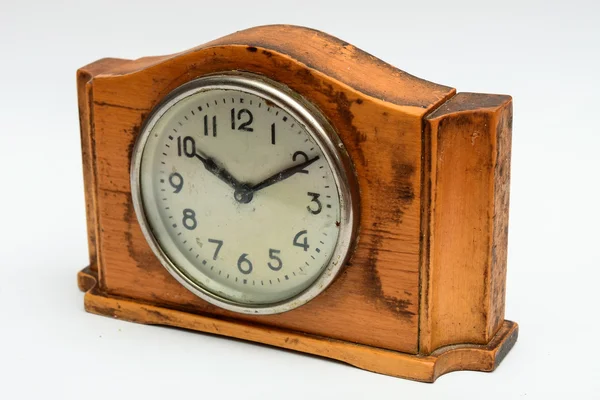 Orologio da tavolo in legno su sfondo bianco — Foto Stock