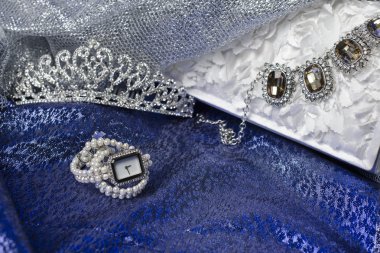 Bayan aksesuarları ipek bir arka plan üzerinde kümesi