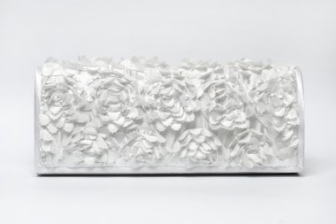 Bayan aksesuarları ipek bir arka plan üzerinde kümesi