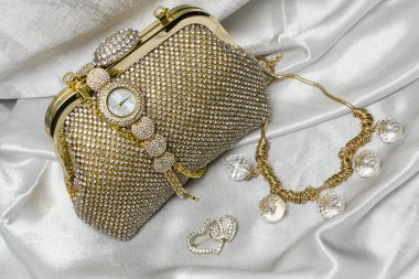 Bayan aksesuar beyaz ipek zemin üzerinde kümesi