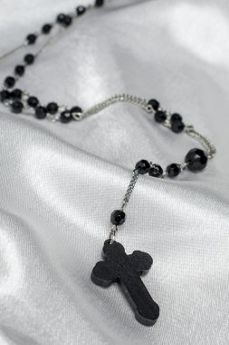 Kilise ipek bir arka plan üzerinde çapraz