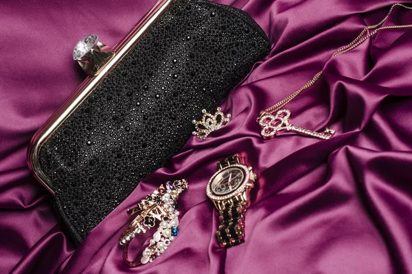 Set di accessori donna su sfondo seta — Foto Stock