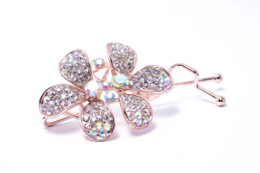 Beyaz bir arka plan üzerinde mücevher ile saç tokası